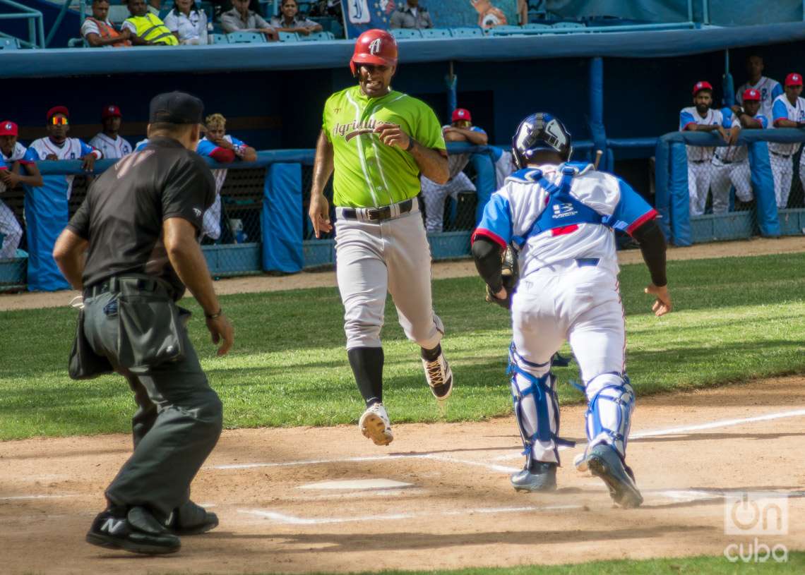 Partido entre los equipos Agricultores y Portuarios, en el inicio de la Liga Élite del Béisbol Cubano, en el Estadio Latinoamericano de La Habana. Foto: Otmaro Rodríguez.