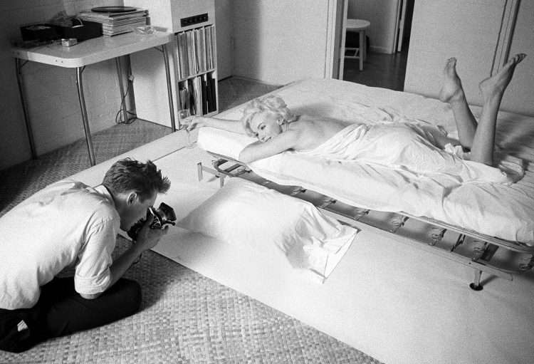 El fotógrafo Douglas Kirkland en la sesión con Marilyn Monroe. Foto: Archivo.