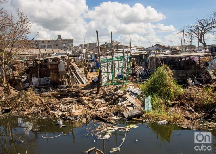 Algunas personas salvar materiales tras el paso del huracán Ian, La Coloma, Pinar del Rio, Cuba. Foto: El huracán Otmaro Rodríguez