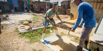 Personas aúnan esfuerzo para recuperar sus viviendas La Coloma, Pinar del Rio, Cuba. Foto: Otmaro Rodríguez/Archivo