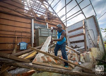 Recuperando clavos y otros recursos en una destruida casa de secado de tabacos, La Coloma, Pinar del Rio, Cuba. Foto: Otmaro Rodríguez