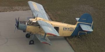 Avioneta AN-2 que aterrizó este 21 de octubre de 2022 en Florida, Estados Unidos, proveniente de Cuba. Foto: TeleMundo.