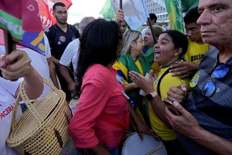 Seguidores de Lula y Bolsonaro discuten acaloradamente en una calle de São Paulo este jueves. | Foto: Eraldo Peres / AP