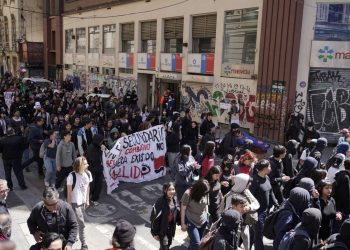 Miles de personas marchan en conmemoración al estallido social chileno, por el centro de la ciudad costera de Valparaiso (Chile). Foto: Adriana Thomasa/Efe.