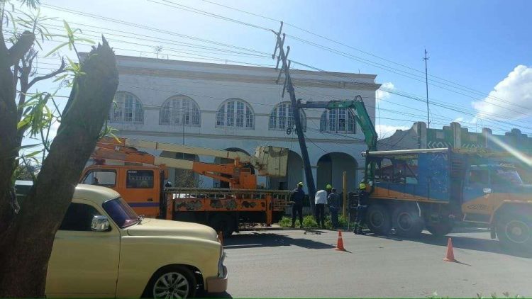 Trabajadores de la Unión Eléctrica de Cuba trabajan en redes afectadas por Ian. Foto: Unión Eléctrica.