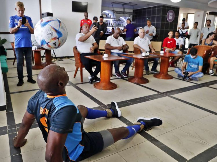 Hernández realiza un registro de dominio de balón, dando golpes con la cabeza, sentado y con peso en los tobillos, el domingo 9 de octubre, en La Habana. Foto: Ernesto Mastrascusa/Efe.