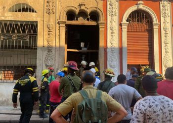 Rescatistas y otras personas en las afueras de un edificio de La Habana Vieja, donde ocurrió el desplome de una losa que dejó cuatro lesionados. Foto: Canal Habana / Facebook.