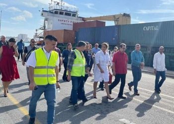 La carga fue recibida en el puerto del Mariel, a 45 kilómetros de La Habana, por el embajador de esa nación, Adan Chávez, y la titular del Ministerio de Comercio Interior (Mincin) de Cuba, Betsy Díaz. Foto: Twitter/Adán Chávez.