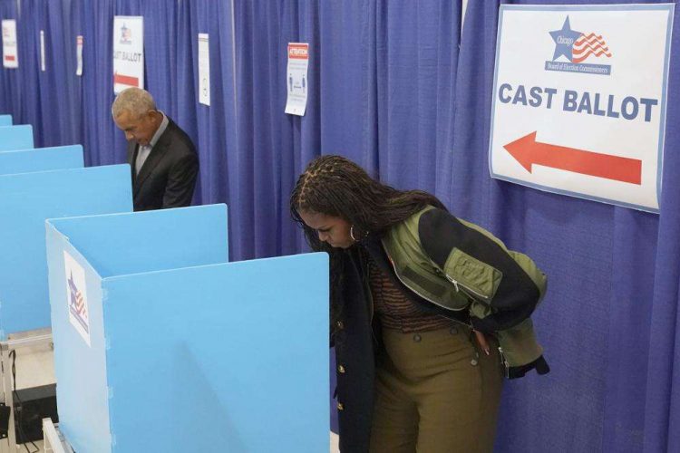 “No te quedes fuera de estas elecciones”, añadió el exmandatario, que este lunes votó en Chicago de forma anticipada junto a la antigua primera dama, Michelle Obama. Foto: Charles Rex Arbogast/Ap.