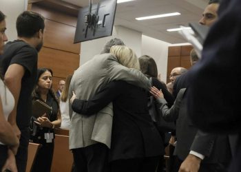 Los familiares de las víctimas se abrazan tras escuchar el veredicto. | Foto: Amy Beth Bennett/South Florida Sun-Sentinel via AP, Pool