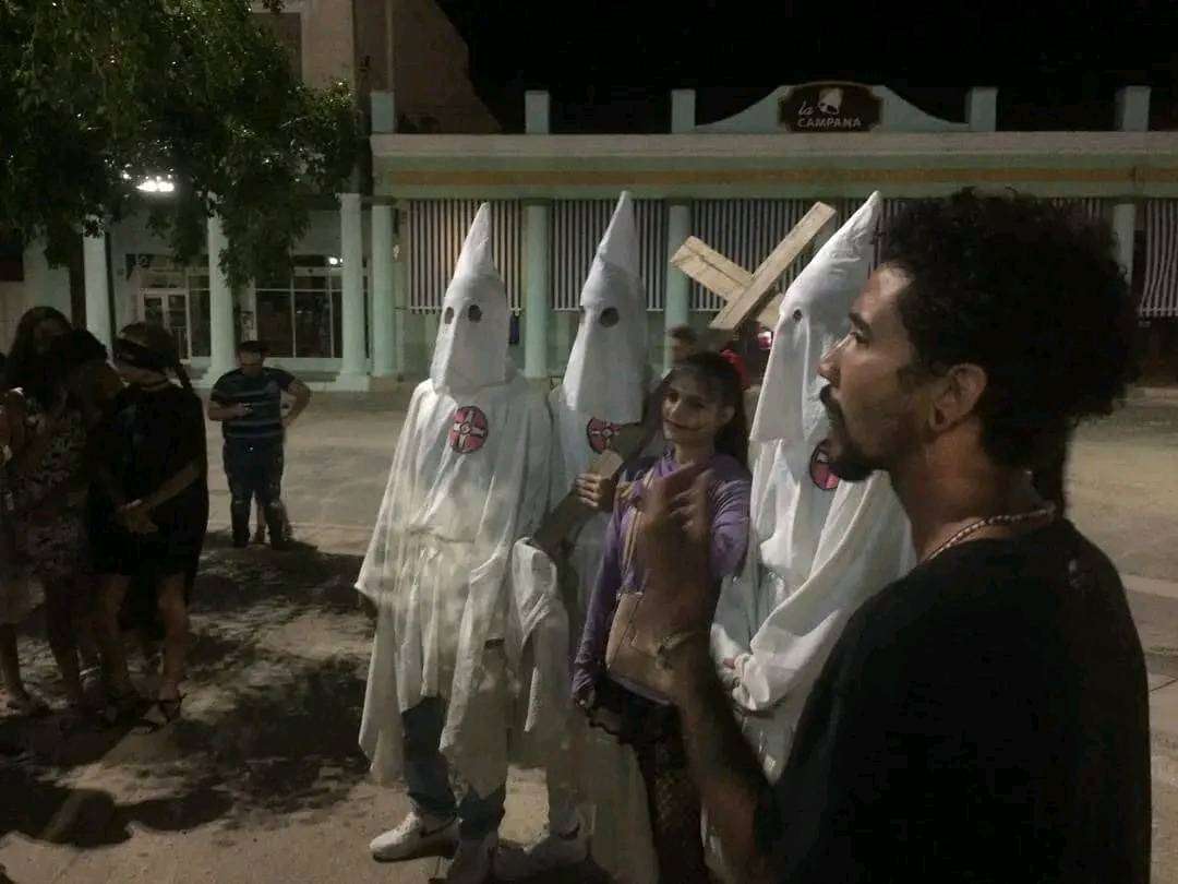 Jóvenes con disfraces del Ku Klux Klan desatan polémica en torno al racismo  en Cuba | OnCubaNews