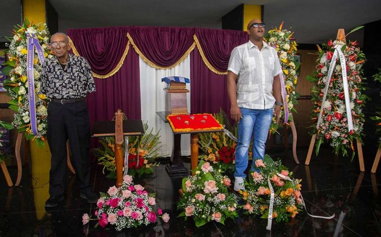 El actor Mario Limonta durante las honras fúnebres de Aurora Basnuevo en el Teatro Nacional. Foto: Ismael Francisco/ Cubadebate.