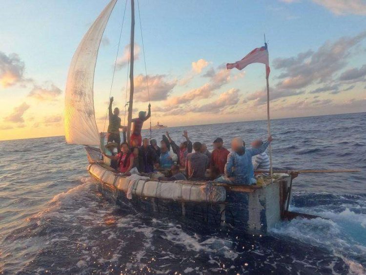 El grupo de cubanos, del que no se ofrecen detalles de género y edad, se debe a once operaciones realizadas entre martes y jueves por distintas zonas de los Cayos de Florida y Bahamas. Foto: Guardia Costera de EEUU, distrito siete.