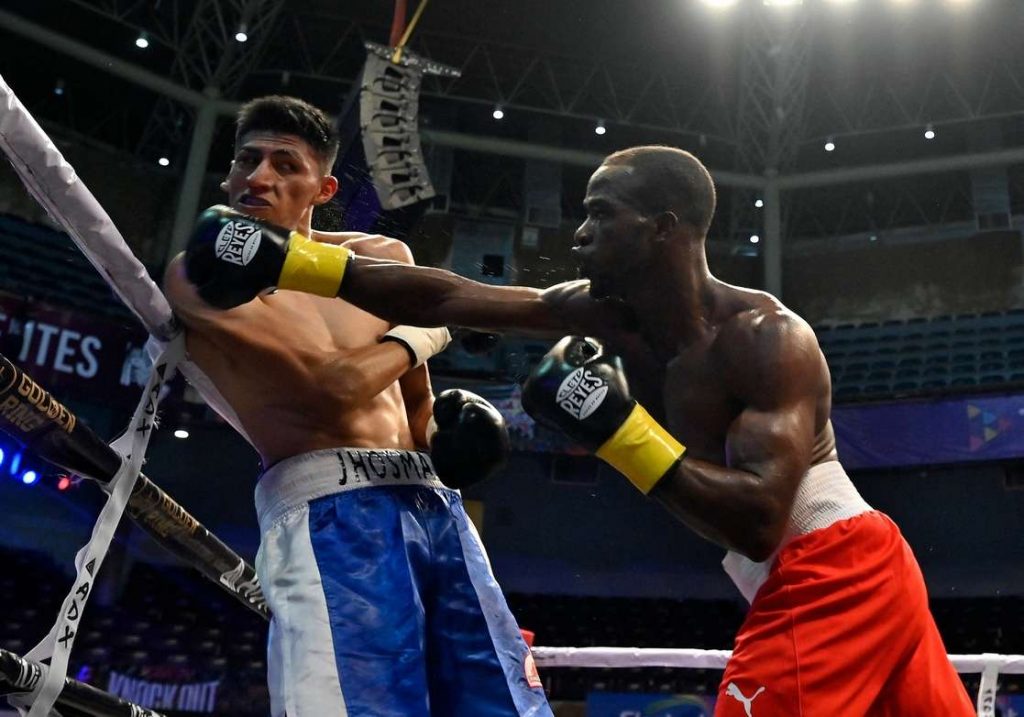 El boxeador cubano Osvel Caballero (der) en un combate. Foto: AFP / Archivo.