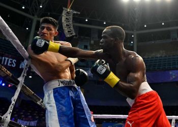 El boxeador cubano Osvel Caballero (der) en un combate. Foto: AFP / Archivo.
