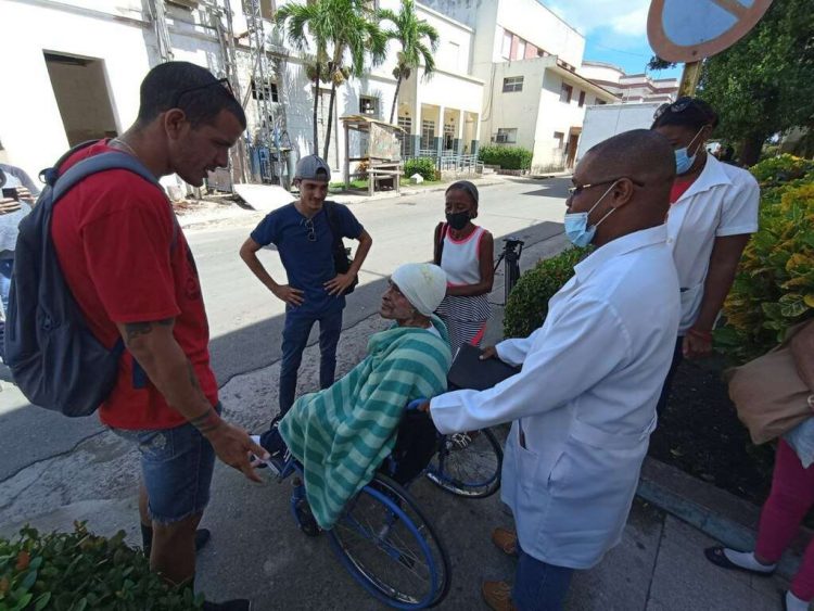 Paciente lesionado en el incendio en la Base de Supertanqueros de Matanzas, en el occidente de Cuba, es dado de alta médica en el Hospital Calixto García, en La Habana. Foto: Agencia Cubana de Noticias (ACN).