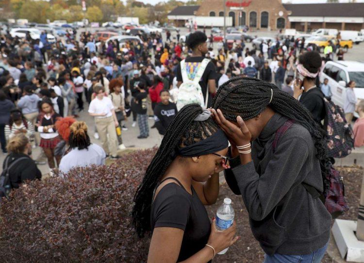 Personas en las afueras de una escuela en la ciudad estadounidense de San Luis, donde ocurrió un tiroteo que dejó al menos tres fallecidos. Foto: David Carson / St. Louis Post-Dispatch/ AP.