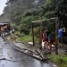 Pobladores se instalan en zonas seguras luego de que el Gobierno emitiera alerta roja y ordenara evacuar las zonas bajas de la costa norte por causa de la tormenta tropical Julia, en La Lima, Cortés (Honduras). Foto: José Valle/Efe.