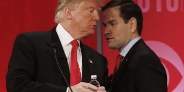 El senador Marco Rubio intercambia con Donald Trump en un receso del debate presidencial del 2016, en Carolina del Sur. Foto: AP / Archivo.