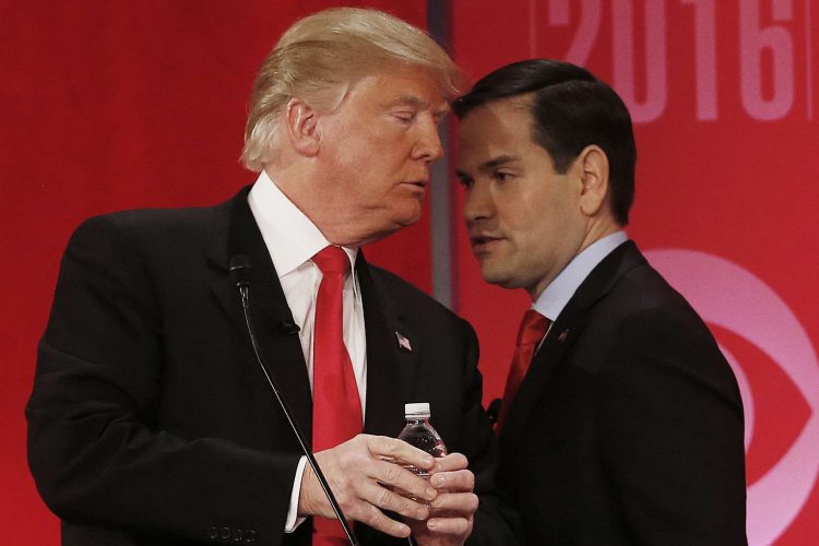 El senador Marco Rubio intercambia con Donald Trump en un receso del debate presidencial del 2016, en Carolina del Sur. Foto: AP / Archivo.