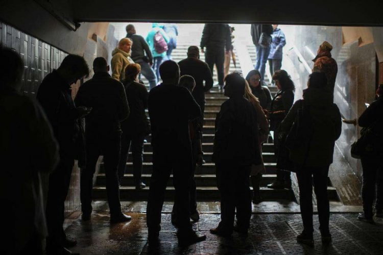 Personas en el metro de Járkov después de los bombardeos rusos de este lunes a varias ciudades de Ucrania. Foto: Francisco Seco/Ap.