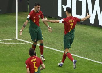 Los portugueses Cristiano Ronaldo (derecha) y Bruno Fernandes, de Portugal celebran un gol en el partido del Mundial contra Uruguay. EFE/Rodrigo Jiménez