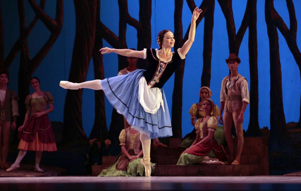 La primera bailarina y directora del Ballet Nacional de Cuba, Viengsay Valdés, en el rol principal del ballet clásico "Giselle" durante una presentación en el Festival Internacional de Ballet de La Habana Alicia Alonso. Foto: Ernesto Mastrascusa /EFE.