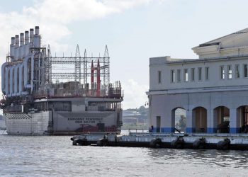 Foto del barco turco generador de electricidad Irem Sultan, de la compañía Karadeniz Powership, anclado dentro de la Bahía de La Habana (15/11/2022). Foto: Ernesto Mastrascusa/EFE.