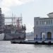 Foto del barco turco generador de electricidad Irem Sultan, de la compañía Karadeniz Powership, anclado dentro de la Bahía de La Habana (15/11/2022). Foto: Ernesto Mastrascusa/EFE.