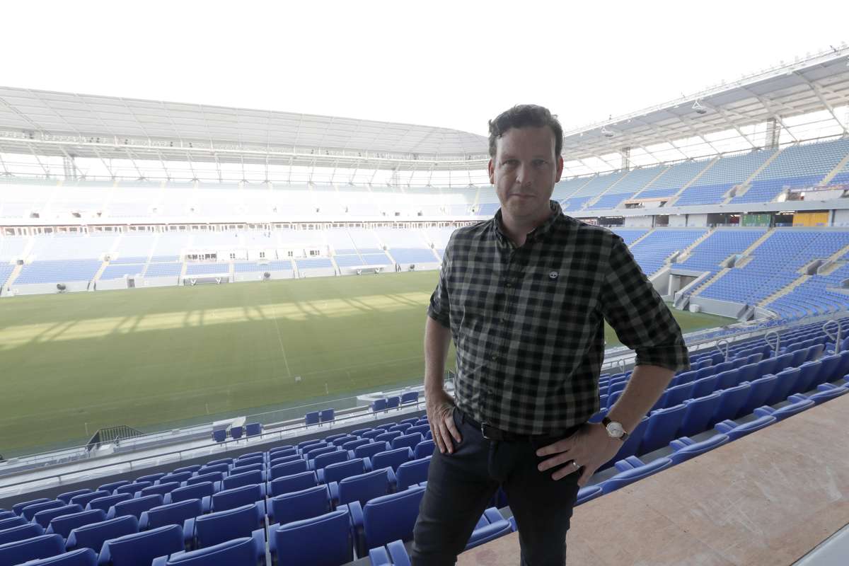 Orjan Lundberg, uno de los responsables en sostenibilidad de Qatar 2022, en el estadio 974, con capacidad para acoger 40.000 espectadores. Foto: Alberto Estévez / EFE.