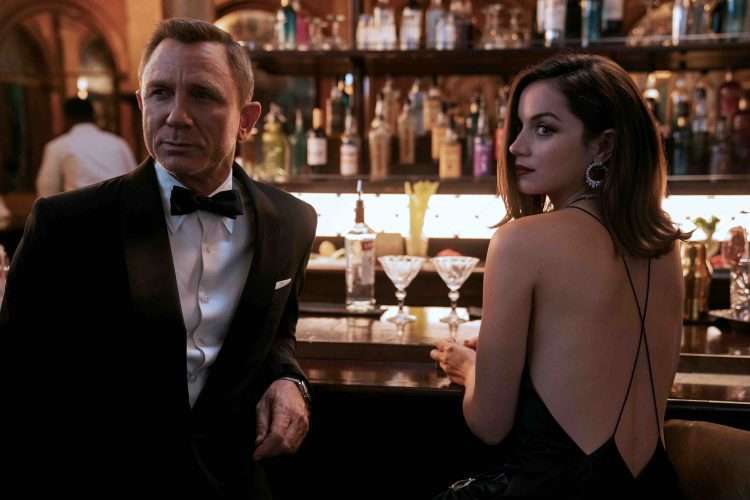 Ana de Armas (Paloma) junto a Daniel Craig (James Bond) en el filme "No Time to Die" (2021). Foto: IMdb.