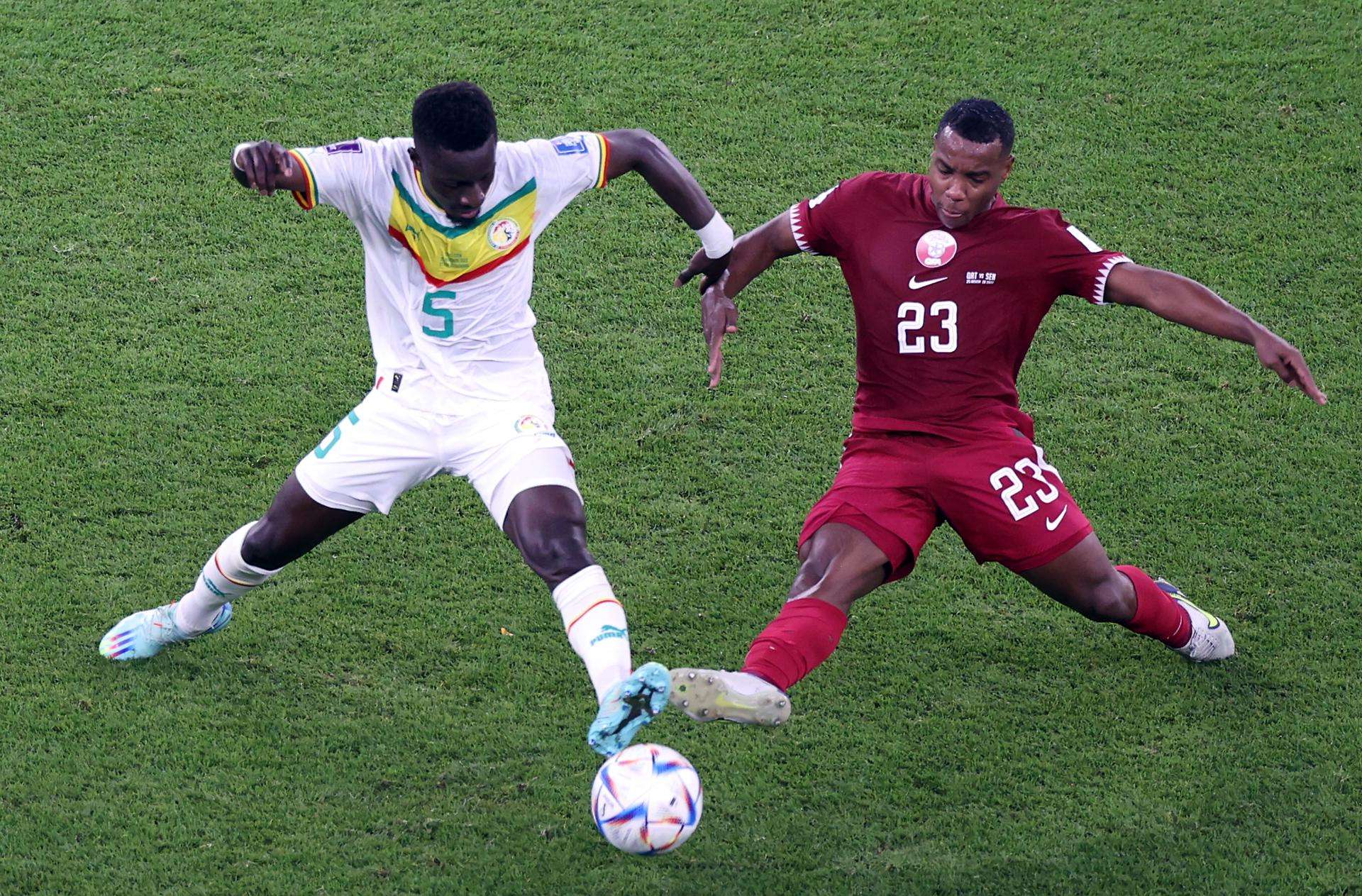 Assim Madibo de Qatar en acción contra Idrissa Gana Gueye de Senegal durante el partido en el Al Thumama Stadium en Doha 25 noviembre foto EFE EPA Mohamed Messara
