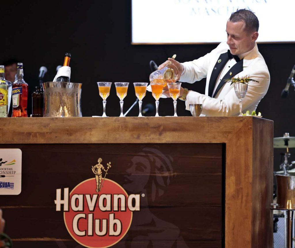 Un bartender prepara tragos durante la final del Campeonato Mundial de Coctelería celebrado en Cuba en 2022. Foto: Ernesto Mastrascusa / EFE / Archivo.