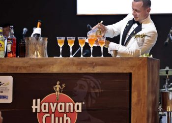 Un bartender prepara tragos durante la final de la premiación del campeonato mundial de coctelería celebrado por primera vez en Cuba con más de 60 países participantes hoy en Varadero. Foto: Ernesto Mastrascusa/Efe.