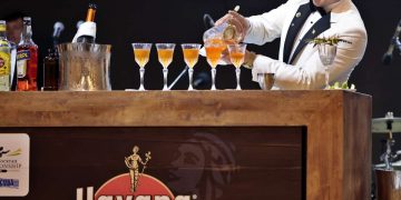 Un bartender prepara tragos durante la final del Campeonato Mundial de Coctelería celebrado en Cuba en 2022. Foto: Ernesto Mastrascusa / EFE / Archivo.