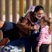 Ua familia cubana en Yuma, Arizona. Foto: AFP.