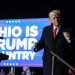 Trump después de terminar un mitin de campaña en apoyo de la campaña del candidato al Senado JD Vance en Ohio 7 de noviembre de 2022. Foto: Michael Conroy/AP.