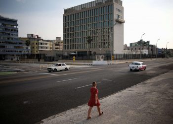 La embajada de Estados Unidos en La Habana. Foto: AP.