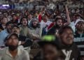 Espectadores, trabajadores migrantes entre ellos, miran el partido Irán-Inglaterra en la Industrial Area Fan Zone del estadio Asian Town Cricket, Doha, Qatar, 21 de noviembre de 2022. Foto: EFE/EPA/Martin Divisek.