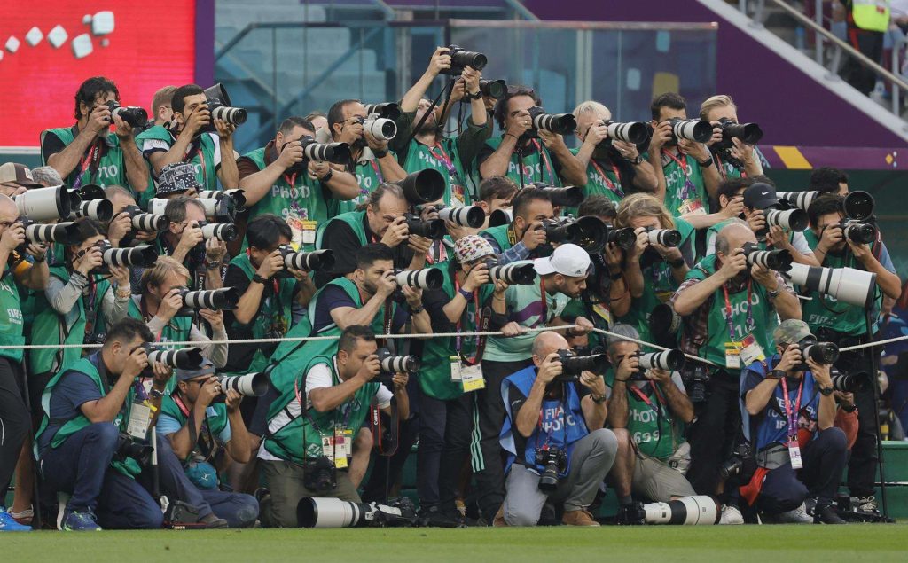 Fotógrafos antes del tope Irán-Inglaterra en el Estadio Internacional Khalifa, Doha, Qatar, 21 de noviembre de 2022. Foto: EFE/EPA/Ronald Wittek.