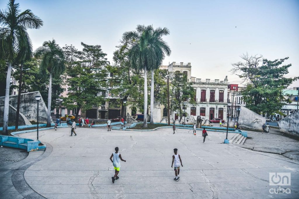 El Parque Los Mártires de La Habana es invadido todas las tardes por grupos de niños jugando al fútbol.