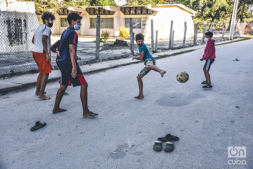 Niños Futbolistas. Niños Jugando Al Fútbol En El Campo Del Deporte