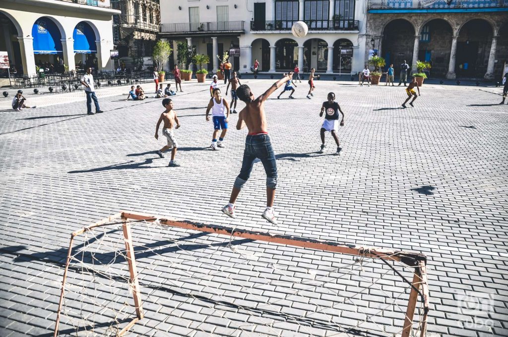 En la Plaza vieja, en pleno corazón del casco histórico de La Habana, niños de una escuela primaria, eligen jugar al fútbol en la clase de Educación Física.
6:
