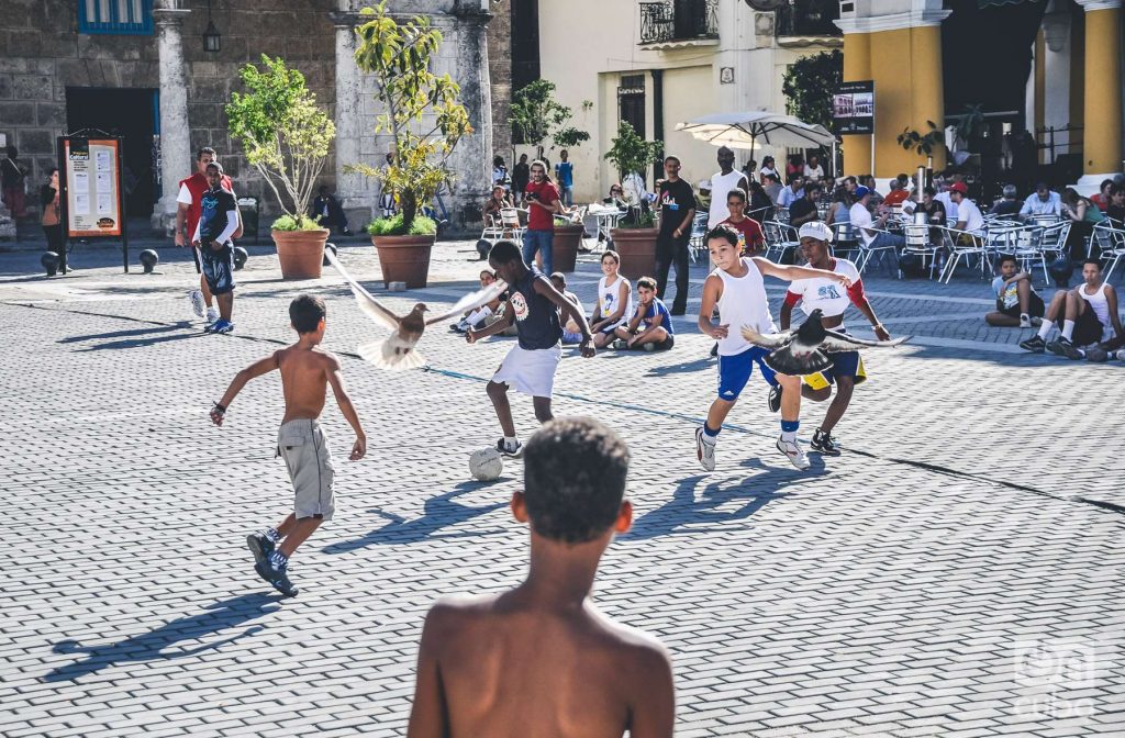 En la Plaza vieja, en pleno corazón del casco histórico de La Habana, niños de una escuela primaria, eligen jugar al fútbol en la clase de Educación Física.
