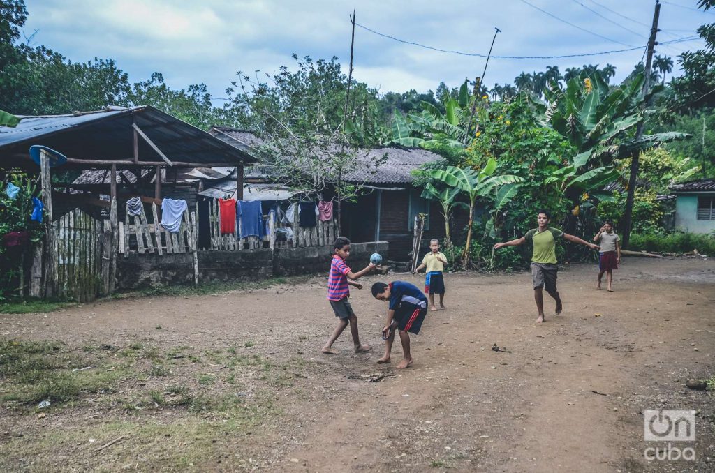 Un grupo de niños en Baracoa, en la provincia de Guantánamo, improvisan un partido de fútbol.  
