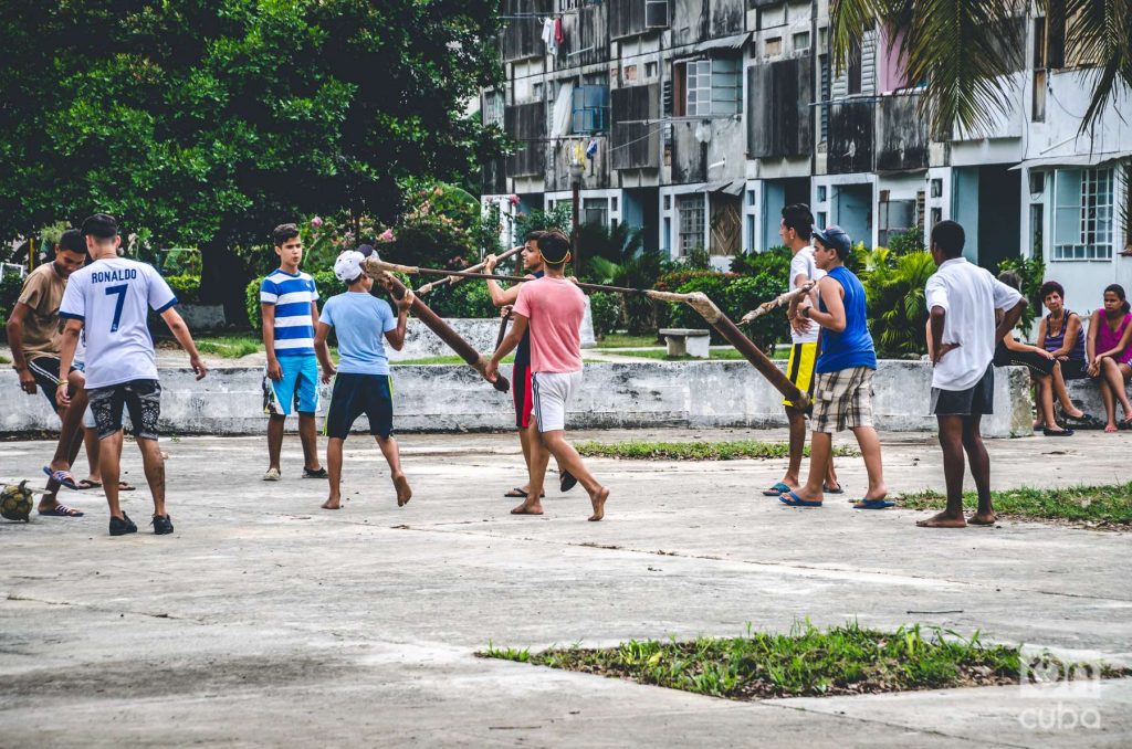 Un grupo de jóvenes traslada una portería de fútbol en un barrio en las afueras de La Habana.
