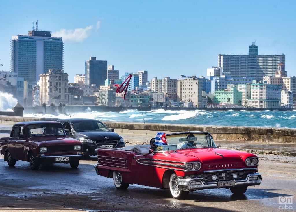 Autos circulan por el Malecón de La Habana, mar, ciudad Cuba. Foto: Kaloian.