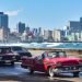 Autos circulan por el Malecón de La Habana, mar, ciudad Cuba. Foto: Kaloian.