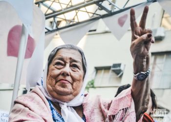 Hebe de Bonafini saluda con la mano en alto y el signo de la victoria en Buenos Aires Argentina en una marcha de 24 de marzo: Día Nacional de la Memoria por la Verdad y la Justicia. Foto: Kaloian Santos