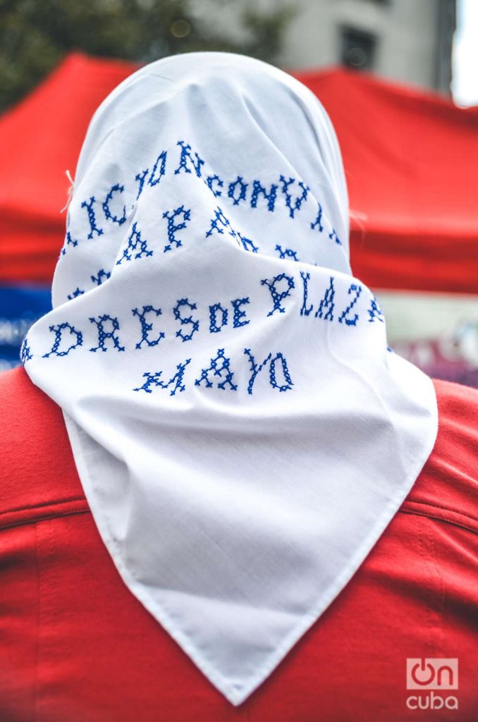 Hebe en la Plaza de Mayo. El pañuelo se convirtió en un poderoso símbolo de la lucha de madres y abuelas para exigir justicia. Foto: Kaloian.